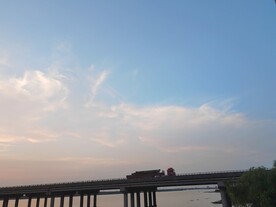 黄昏高速公路上行驶的货车
