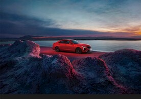 凯迪拉克CT4赛博红青海夜景