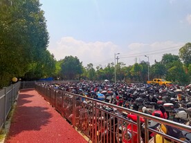 停车场里密密麻麻的电动车