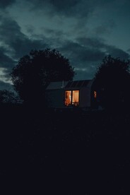 夜晚开着灯的房间