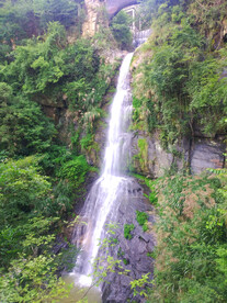 山涧飞瀑