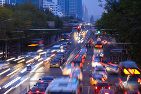 夜晚道路车流