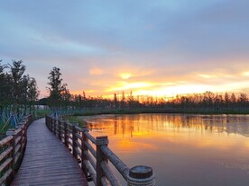 湖边晚霞观光步道
