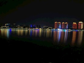 江边建筑倒影夜景