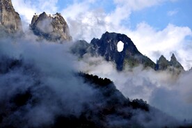 高山喀斯特地貌石月亮