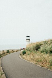 马路和灯塔