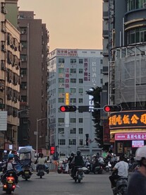 傍晚匆忙的街景