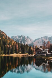 雪山湖小屋倒影美景