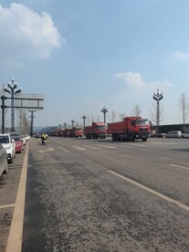 道路上络绎不绝的大货车