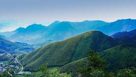 绿色山脉山峰