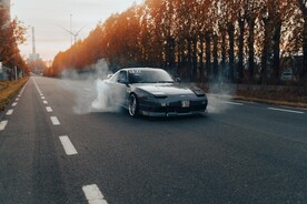 行驶的汽车
