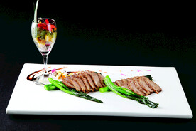 黑椒鸭脯配菜心