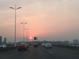 傍晚的高架车流