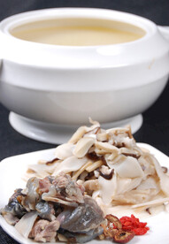 野山菌煲乌鸡汤