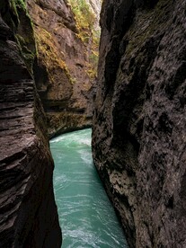 山谷河流