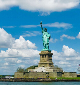蓝天下的自由女神像