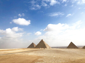 蓝天下的埃及金字塔