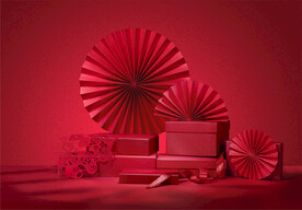 红色扇子和盒子