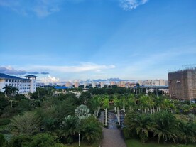 蓝色天空下的风景