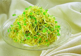 蛋皮拌豆苗