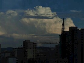 云层下的城市