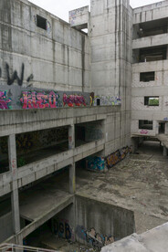 废弃建筑