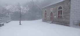 雪中的房子
