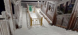 雪中的护栏