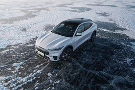 野马汽车摄影图