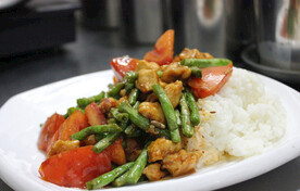 番茄豆角炒鸡丁盖饭