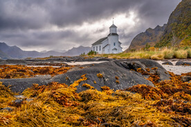 远山白墙黛瓦教堂建筑