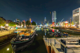 荷兰鹿特丹的船坞码头夜景