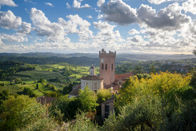 圣米尼亚托建筑与远山