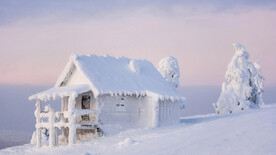 被雪覆盖的小屋