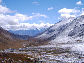 蓝天白云下的雪后山谷美景