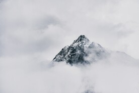 大雾中忽隐忽现的山峰