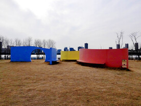 红黄蓝色块雕塑