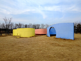 草地上色块雕塑