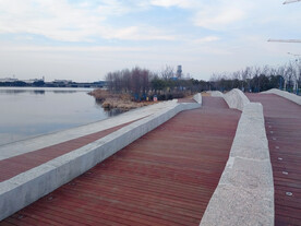 湖边观光步道