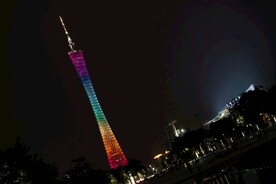 夜晚亮起炫丽灯光的广州塔