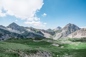 晴朗天空青山自然风景