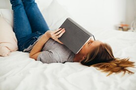 在享受阅读时光的美女摄影