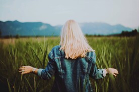 走向农田的披肩发美女摄影高清图