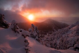 冬日雪山日出风景图片