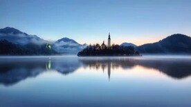 山川湖水倒影图