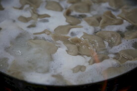 手工水饺煮水饺锅里的水饺