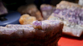 小型紫色水晶矿石