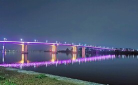 夜色中的桥