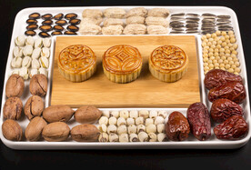 月饼和坚果拼盘