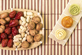 月饼和坚果拼盘